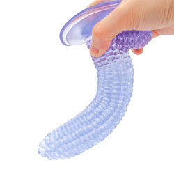 Ein riesiger, realistischer Dildo in Maiskörnchenform
